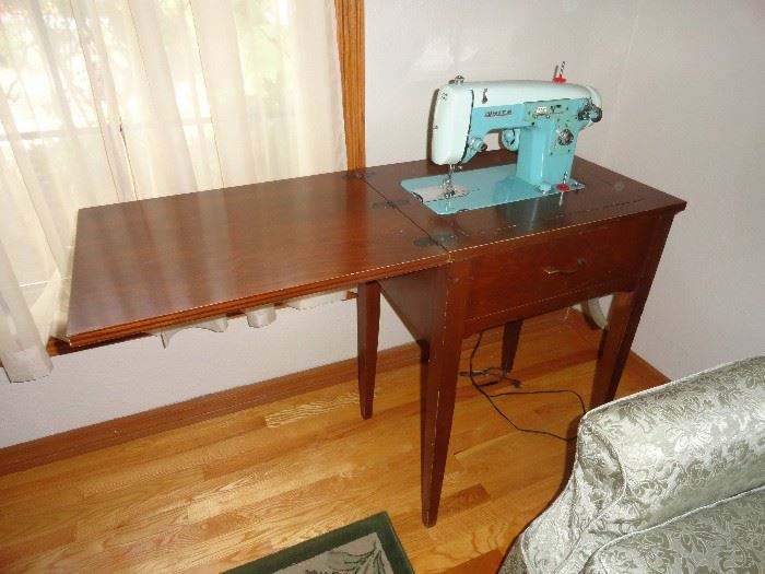 White Mfg Co. sewing machine.. in wood cabinet.. worked the other week... in great shape