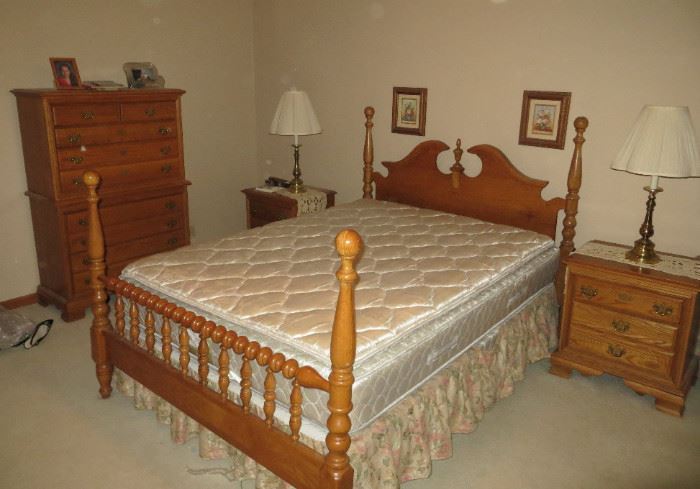 GREAT Oak Bedroom Set 3 Dressers, 2 Night Stands & Queen Sized Bed 
