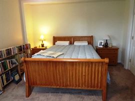 Oak queen size sleigh bed