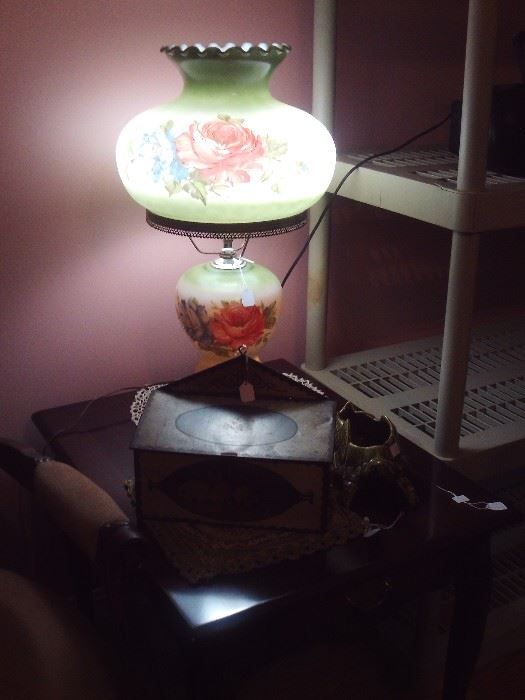 End Table.Vintage Gone with the Wind Lamp