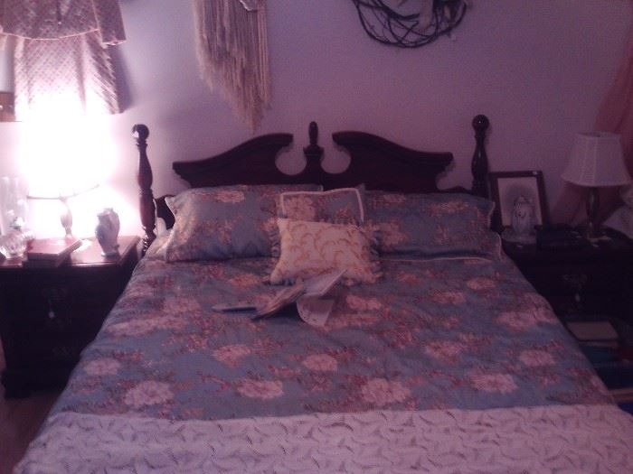 Queen Size Tempur-Pedic Adjustable bed with massage!/ Headboard/Bedding
