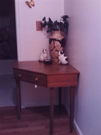 Corner Table,Vase,Cats