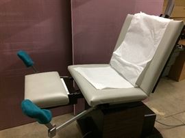 WOW One Similar To This Just Sold On Ebay For $3000 Midmark MOTORIZED POWER Procedure Medical Exam OBGYN Clinic Podiatry Chair Table With Retractable Stirrups!