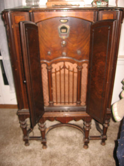 Antique Howard tube radio