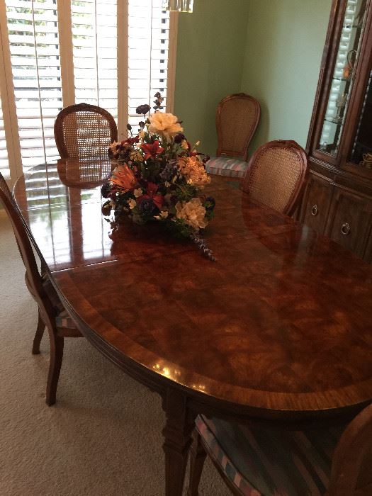 Drexel Heritage Dining Room table with 8 chairs, 2 leafs, and pads.   "Gorgeous"   67 1/2 width    45 inch depth    29 inch hgt