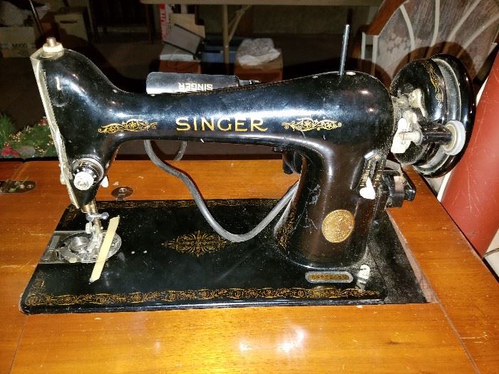 1941 Singer Sewing Machine. Works, needs minor motor tuning