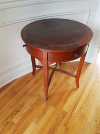 Round occasional table