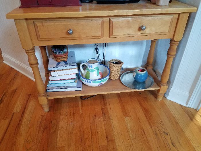 Console table, has matching hutch to go on top