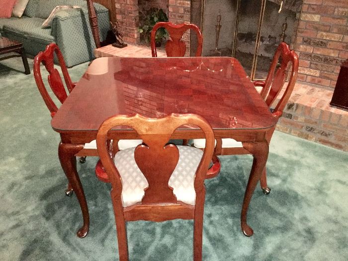 This traditional dining set has a leaf