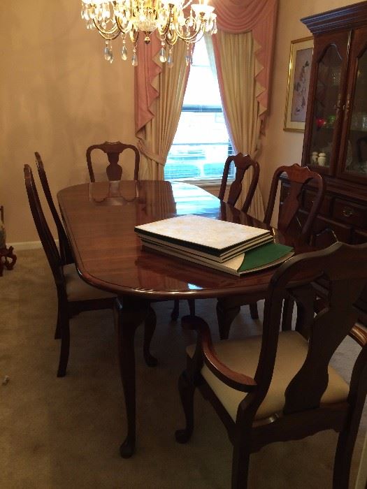 #71 Kincade dining table w 2 leaves and 6 chairs 59-84x43x26 $275 