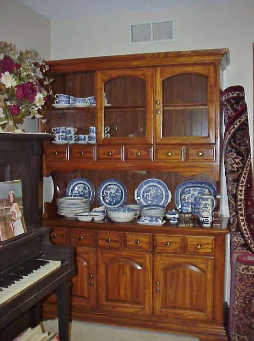 Broyhill China Cabinet Blue Willow Dishes
