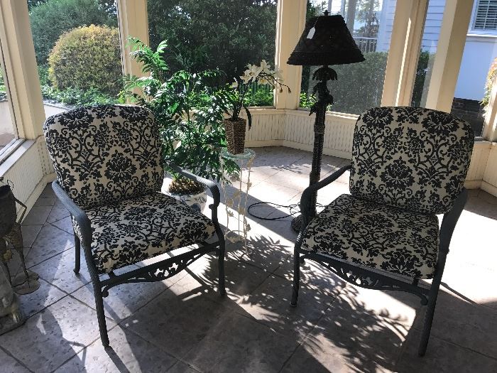 Outdoor chairs & decor