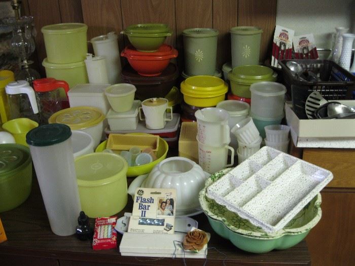 Large amount of vintage tupperware