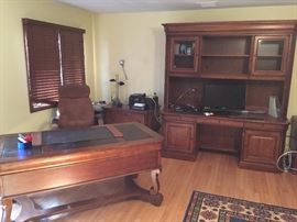 Office Furniture - Desk - Filing Cabinets - Dislpay Cases