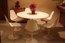Contemporary Round Pedestal and 6 Chairs