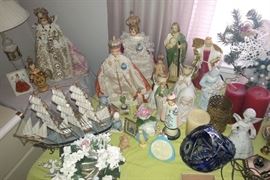 Decor and several religious statues (lots of Infant of Prague)