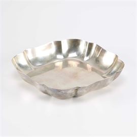Tiffany and Co Sterling Bowl: A Tiffany & Company sterling silver bowl. It has a quatrefoil shape and comes with a dust cover. Total approximate weight of this piece is 15.52 ozt.
