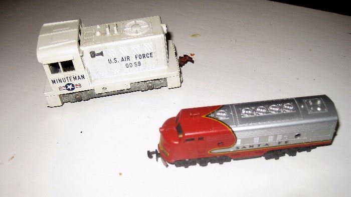Lira train set miniature and Lionel train locomotive