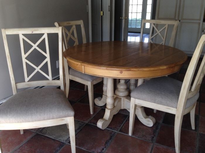 Round Pedestal Table w/ 1 Large Leave & 4 Chairs