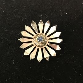 Vintage Sterling silver green peridot sunflower pin. 6g