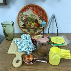 Vintage kitchen lot which included all contents pictured, including vintage onion cutter/measuring glass, 3 sets measuring cups including Tupperware, numerous grip disc. Etc.