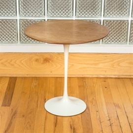 Knoll Furniture Mid-Century "Saarinen" Side Table: A Knoll Furniture Mid-Century “Saarinen” side table. The vintage table features a round walnut wood top supported on a thin tapered coated white metal column which flares out as a single piece to form a round base. A label on the underside of the piece reading “Knoll Associates – Park Avenue” indicates a date of manufacture between 1961 and 1970.