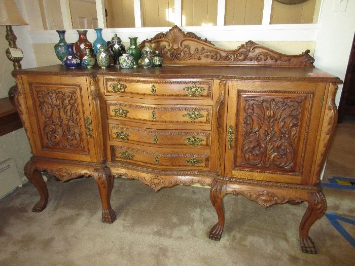 matches the carved china cabinet this is a heavily carved sideboard.