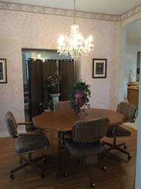 Dinette set, chairs have casters 