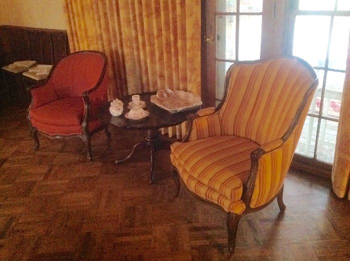Custom upholstered chairs, drapes, mahogany pie crust table, Italian porcelain platter