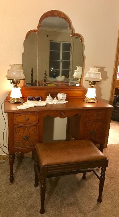 Matching Vanity with Bench to Bedroom Suite