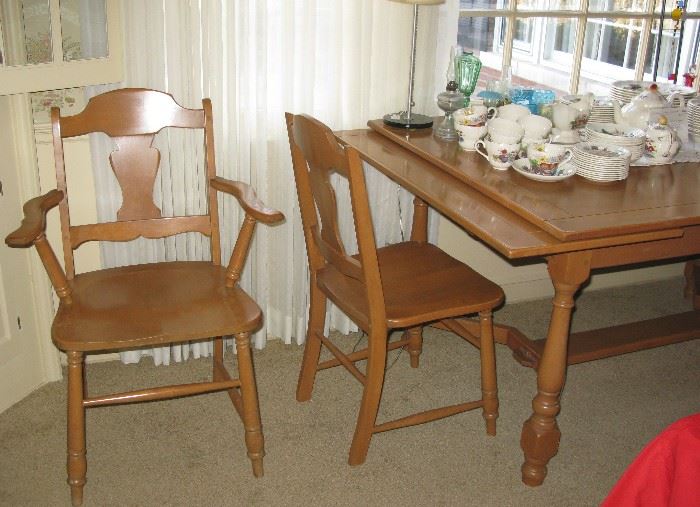 Vintage Maple dining room table with 6 chairs and refractor ends. 