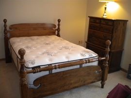 Full size bedroom set, includes dresser w/mirror, chest of drawers and head/footboard