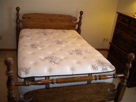Full size bedroom set, includes dresser w/mirror, chest of drawers and head/footboard