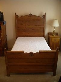 Serta icomfort genius full mattress and boxsprings & Full oak head and footboard.