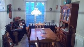 Dining room table 2 leaves 6 chairs(2capt-1 arms broken)