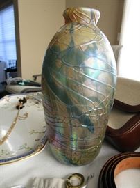 BEAUTIFUL ART GLASS VASE