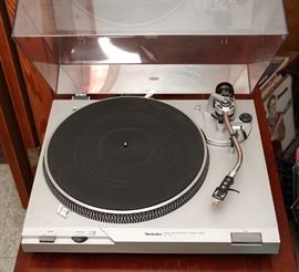 1980's Technics Sl-D2 Turntable w/Direct Drive Automatic System and Dust Cover - 165.00