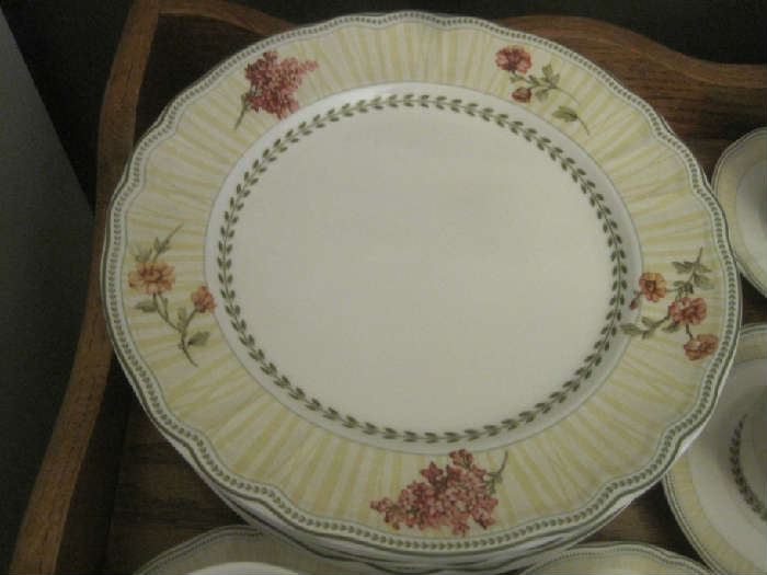 Dinner plate- Epoch Collection: Fleur De Provence E135 