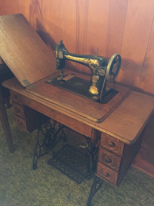 Singer sewing machine with carvings on base and drawers