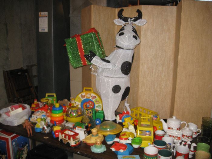 LARGE COW YARD ORNAMENT AND CHILDREN'S TOYS