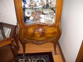 ANTIQUE FRENCH LOUIS XIV STYLE VERNIS MARTIN GILT DECORATED VITRINE/CURIO CABINET