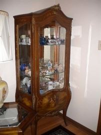 ANTIQUE FRENCH LOUIS XIV STYLE VERNIS MARTIN GILT DECORATED VITRINE/CURIO CABINET