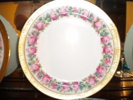 The Foley China - England Bone Early 1900's discontinued, circa 1900's - set of twelve - Dinner Plates manufactured by The Foley China and made in England in Pattern FOL22 - circa 1900's..
This antique - rare - set of 12 plates have the exquisite encrusted gold band along with the inner band of pink roses with green leaves on white bone china....
Back stamped in rust red The Foley China, England..
