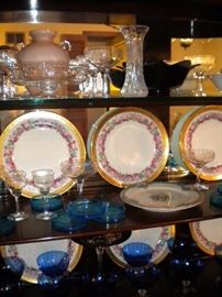 Beautiful/Stunning Antique clawfoot curio w/bubble glass