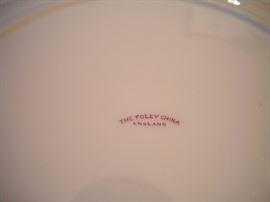 The Foley China - England Bone Early 1900's discontinued, circa 1900's - set of twelve - Dinner Plates manufactured by The Foley China and made in England in Pattern FOL22 - circa 1900's..
This antique - rare - set of 12 plates have the exquisite encrusted gold band along with the inner band of pink roses with green leaves on white bone china....