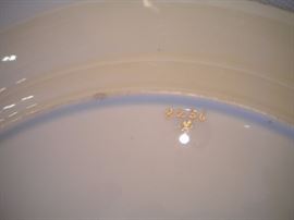 The Foley China - England Bone Early 1900's discontinued, circa 1900's - set of twelve - Dinner Plates manufactured by The Foley China and made in England in Pattern FOL22 - circa 1900's..
This antique - rare - set of 12 plates have the exquisite encrusted gold band along with the inner band of pink roses with green leaves on white bone china....