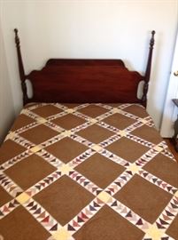 Vintage Full size/Queen size Flying Geese quilt.Very good condition. Like new.