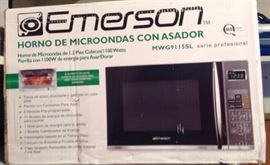 Brand new never out of the box Emerson 1100 Watts Microwave Oven.
