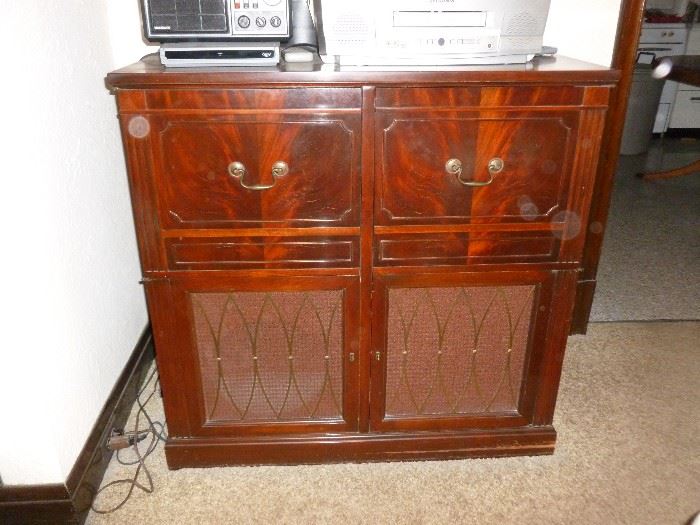 Neat vintage tv/stereo turntable