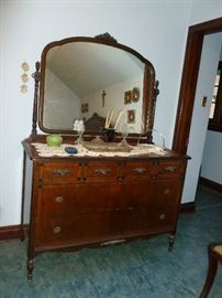 Matching dresser w/mirror (needs tlc)